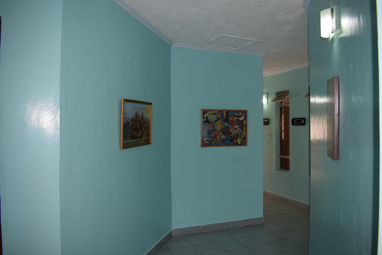 Tommy's Airport Lounge Guest house *